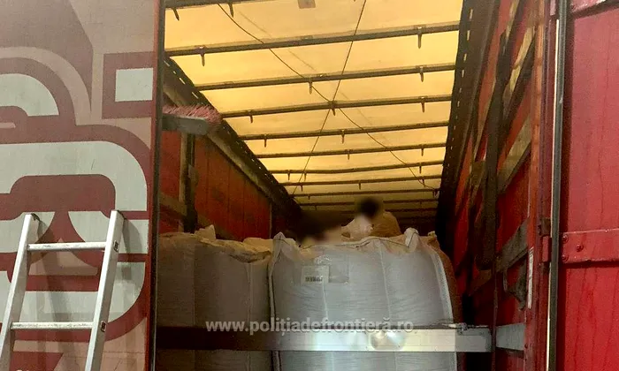 VIDEO - 52 de cetățeni străini, depistați în două TIR-uri de polițiștii de frontieră arădeni. Unde erau ascunși / Sursa foto: Poliția de Frontieră Arad