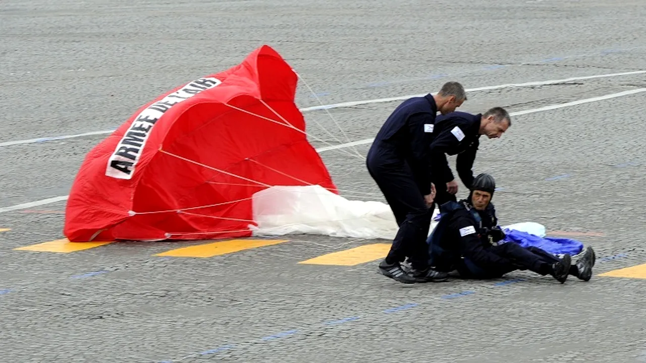 Un parașutist a fost rănit în timpul paradei de Ziua Franței. De la cine a venit CEL MAI NEAȘTEPTAT MESAJ de încurajare: 
