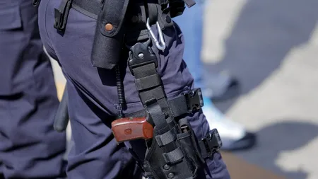 Un bărbat a încercat să-și dea foc în fața Ministerul Muncii. El a fost imobilizat la timp