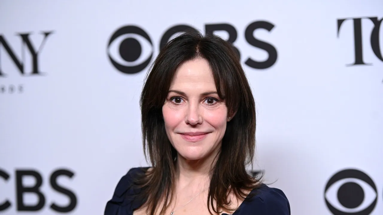 Mary-Louise Parker este invitata specială AIFF.7. Actrița va fi prezentă la București la proiecția filmului său „ROMANCE & CIGARETTES”