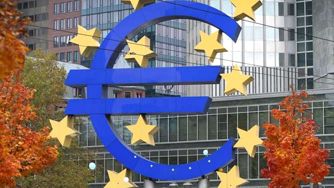 Euro a atins cel mai jos nivel din august 2012 față de dolar