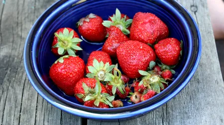 SECRETUL păstrării căpșunilor în frigider pentru cât mai mult timp. Trucul simplu pe care mulți îl folosesc