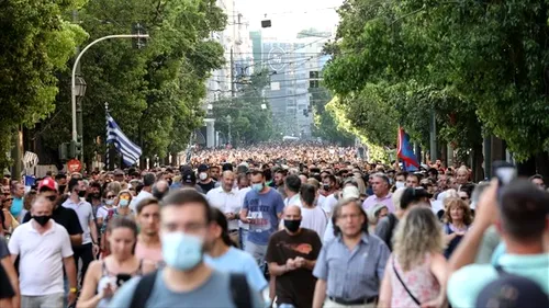 Proteste față de măsurile împotriva COVID-19 în Grecia. Mii de persoane au ieșit în stradă | VIDEO