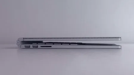 Cât costă și ce specificații are primul laptop produs de Microsoft