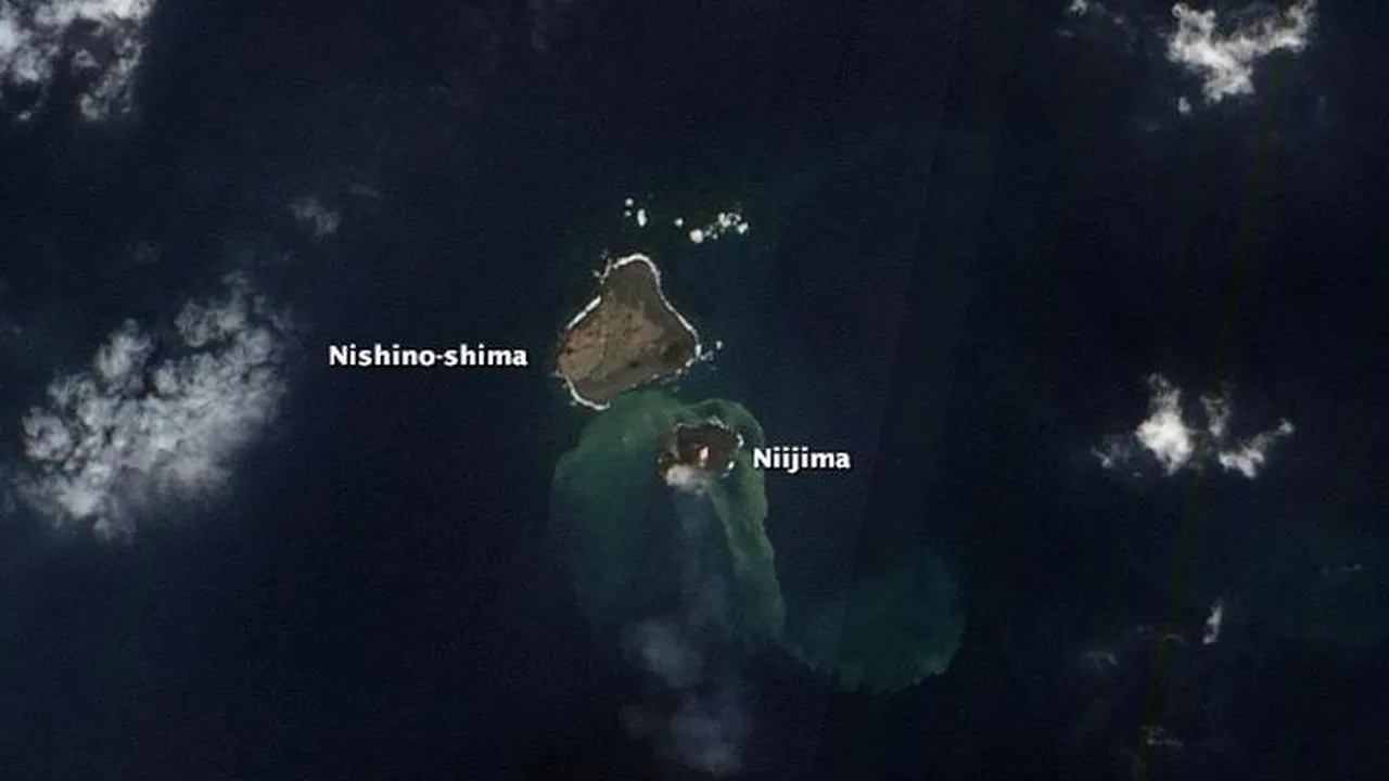 Fenomen spectaculos. Două insule s-au unit după erupția unui vulcan din Pacific. VIDEO