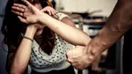 O tânără în vârstă de 22 de ani a fost răpită, bătută și tunsă de fostul iubit. Fata a evadat din mașina agresorului, aflată în mers