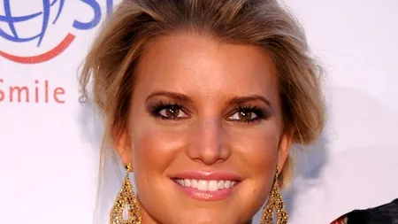 Cântăreața americană Jessica Simpson a născut o fetiță