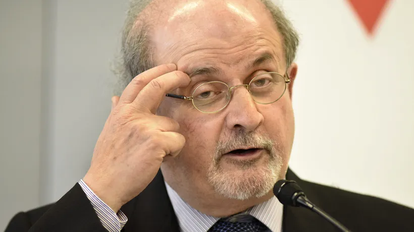 Scriitorul Salman Rushdie a fost conectat la un ventilator, după ce a fost înjunghiat în timpul unei conferințe: „Veștile nu sunt bune. Îşi va pierde probabil un ochi” / Cine este agresorul