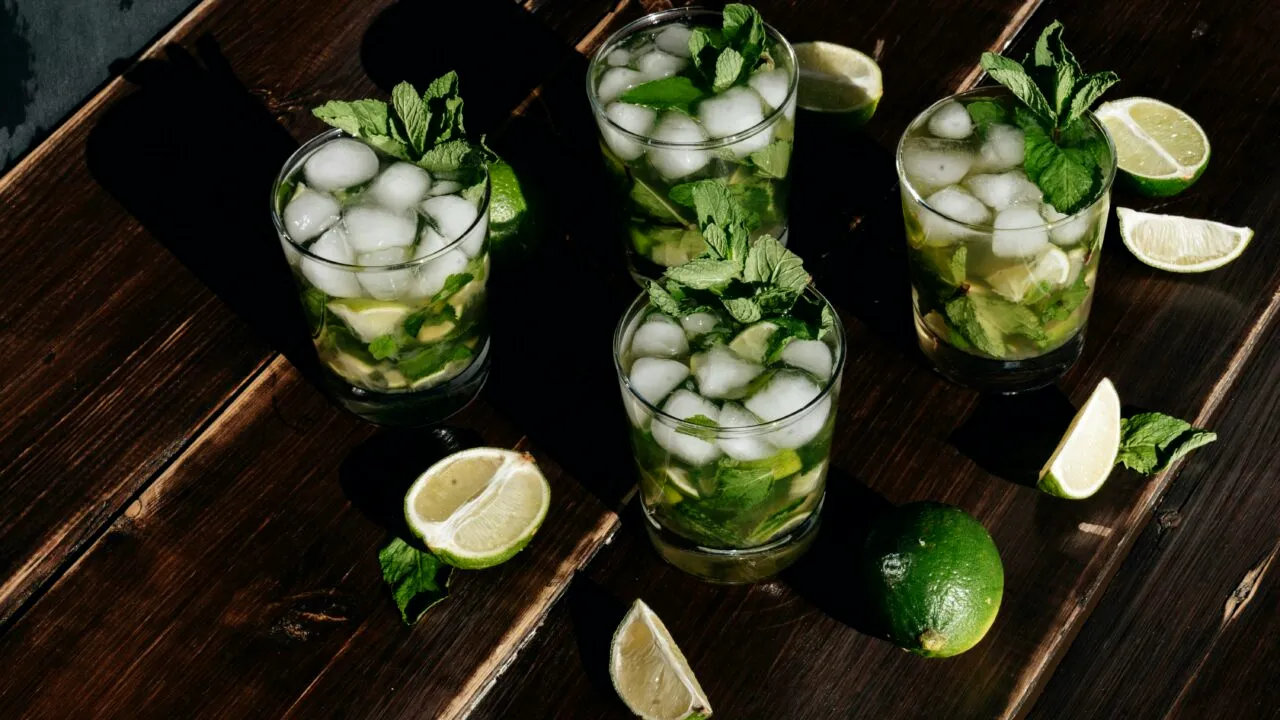 Cum poți să răcești RAPID băuturile vara. Trucuri extrem de eficiente