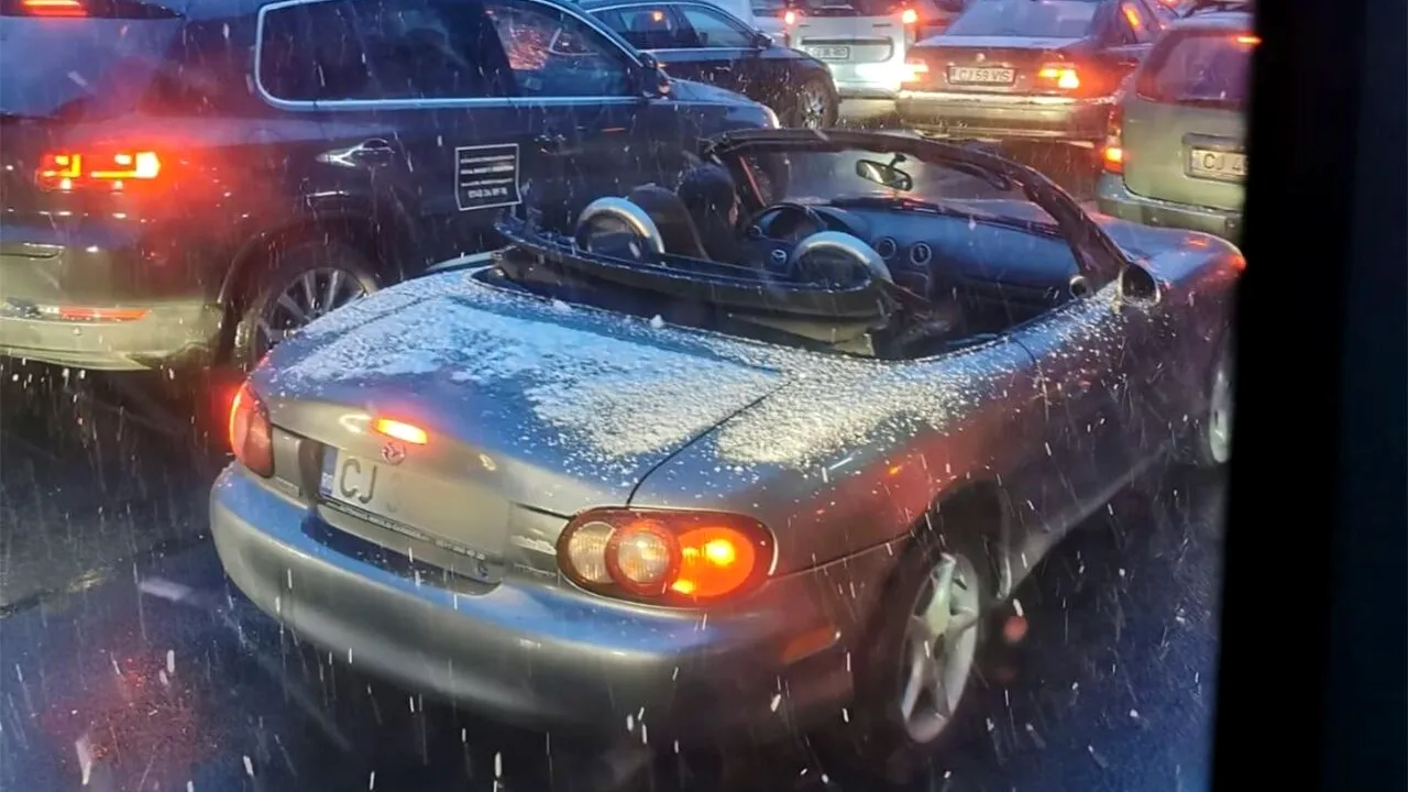 Ce a pățit această ȘOFERIȚĂ din Cluj, după ce a ieșit cu Mazda decapotată în plină ninsoare