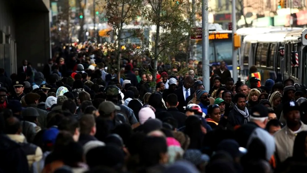 FOTO+VIDEO. Cozi interminabile la New York în stațiile de autobuz și la benzinării. URAGANUL SANDY i-a lăsat pe americani SĂ SE BATĂ pentru combustibil