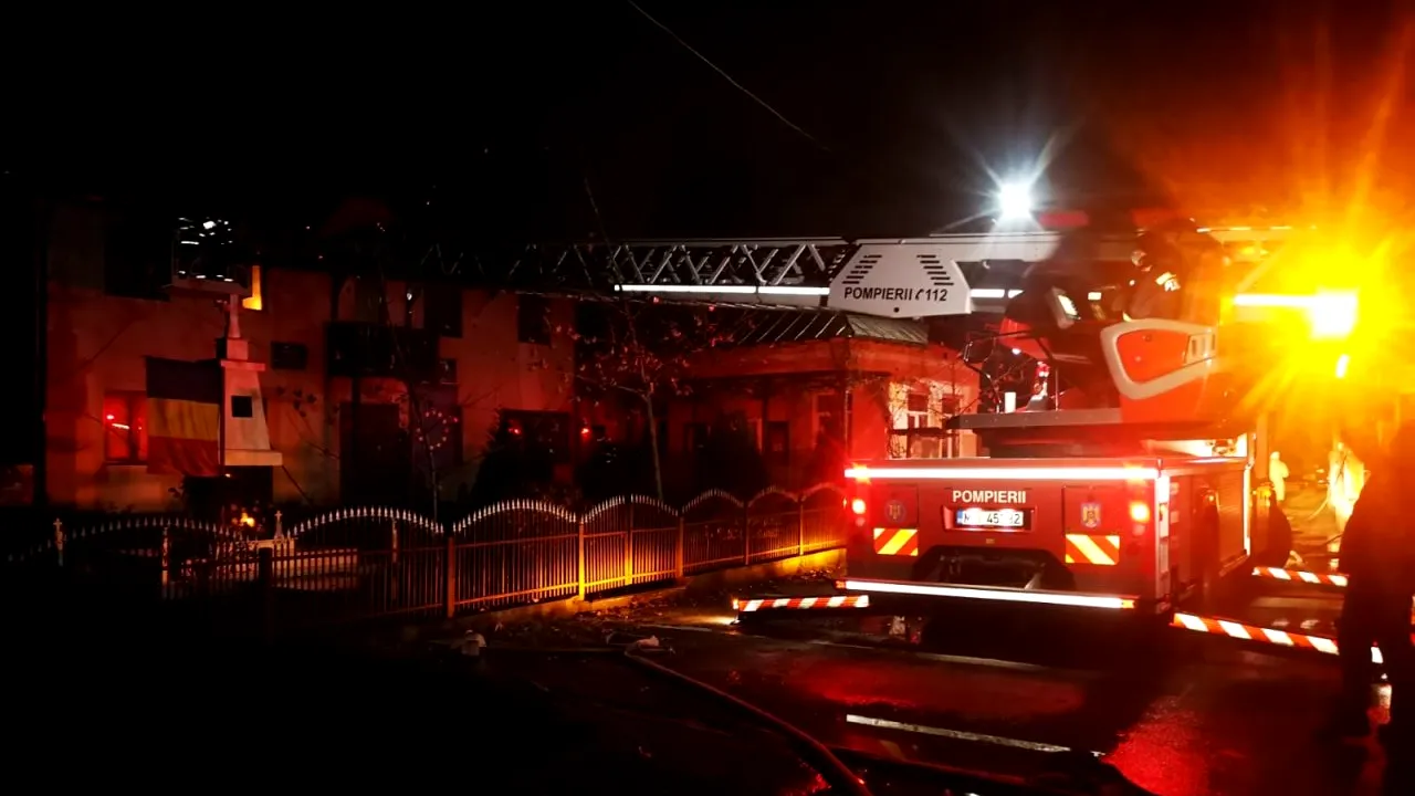 VIDEO și FOTO | Incendiu la sediul Primăriei Beleţi-Negreşti. Focul ar fi fost pus intenționat