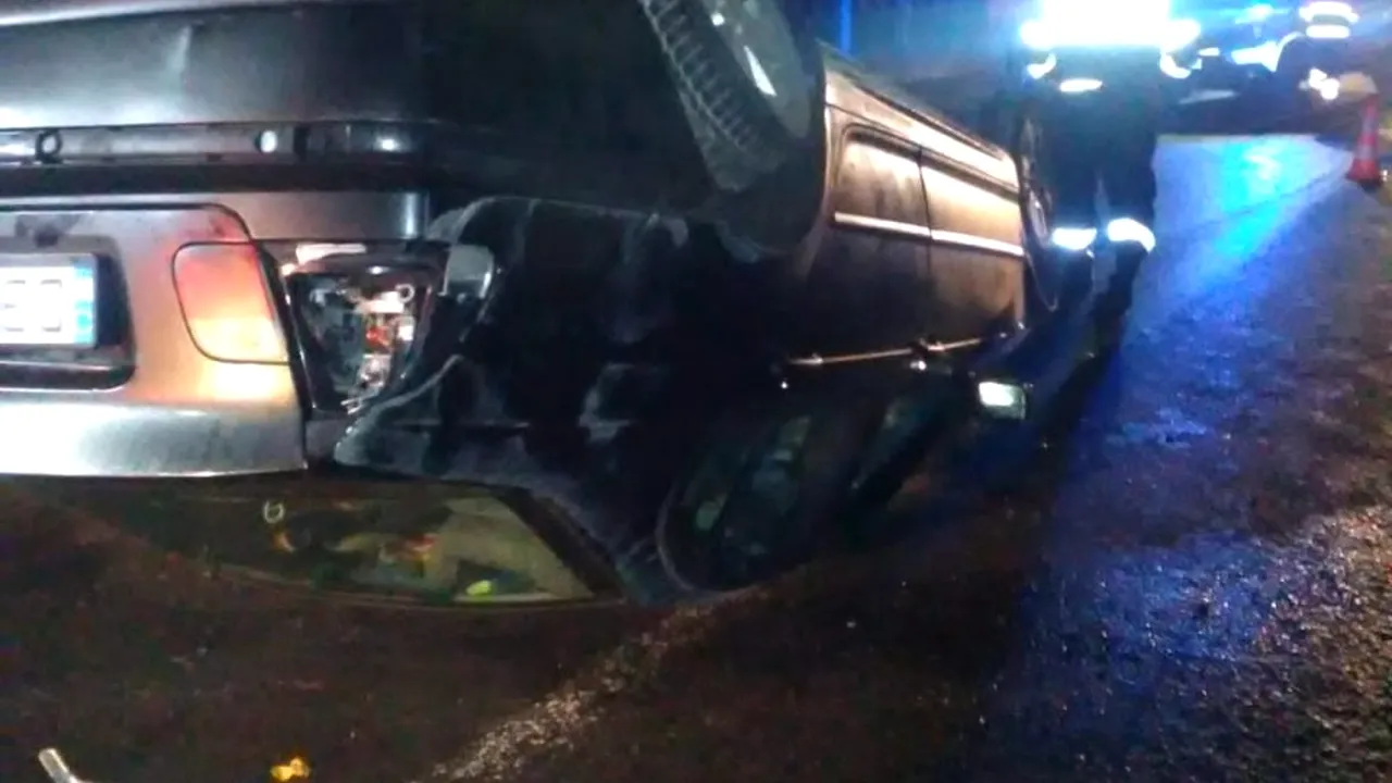 Un bărbat s-a răsturnat cu mașina pe un drum din județul Dâmbovița. Fugise de la casa bunicilor, după ce și-a ucis soția