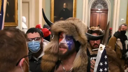 Cine este protestatarul cu coarne, susținător al QAnon, care și-a făcut poză la prezidiul Senatului SUA