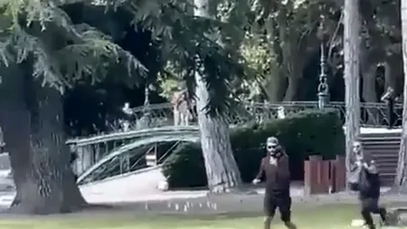 VIDEO. Un sirian a atacat cu un cuțit un grup de copii de trei ani, în Franța, unii sunt în stare critică. Imagini cu atacatorul, înainte de a prins