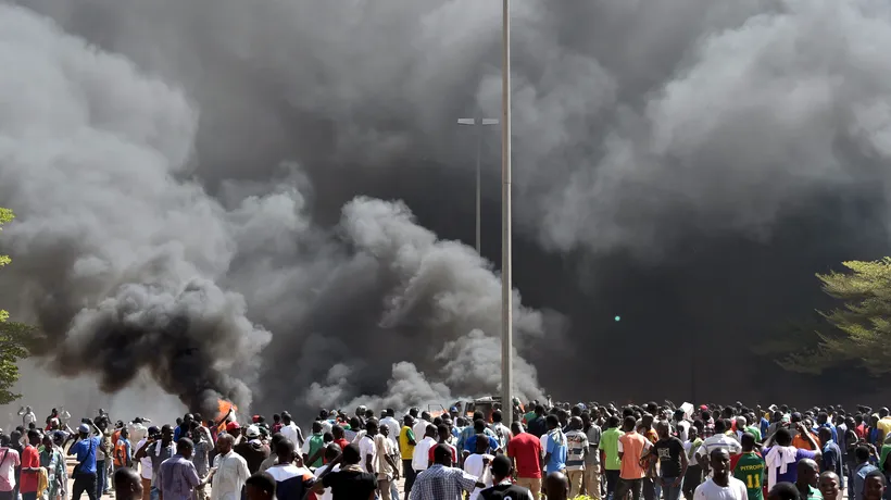 Lovitură de stat în Burkina Faso. Armata a preluat puterea. Protestatarii au incendiat sediul Parlamentului - VIDEO
