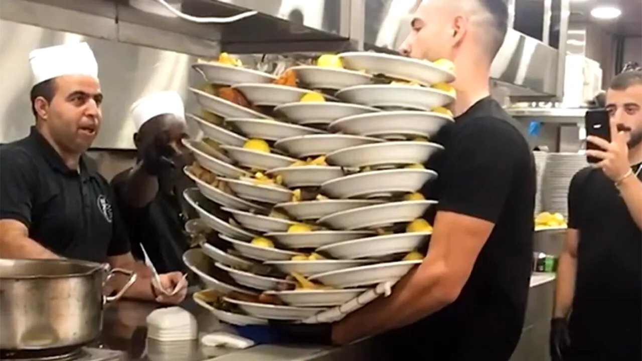 Cel mai iscusit ospătar! Câte FARFURII a reușit să ducă acest chelner, dintr-un singur drum