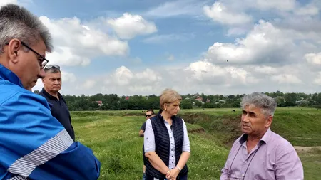 Imagini rare cu un ministru care muncește: Ioan Deneș a împins o mașină blocată în noroi