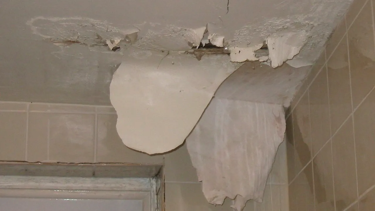 Stai la bloc și ai fost INUNDAT? Află cine plătește și care sunt pașii de urmat