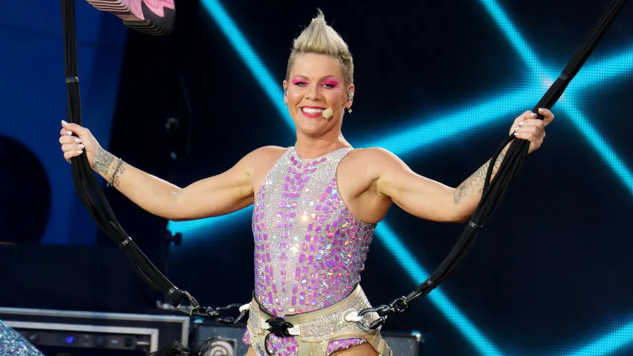 P!NK, șocată de gestul unui fan, care a aruncat cenușa mamei sale pe scenă, în timpul concertului susținut de artistă la BST Hyde Park | VIDEO