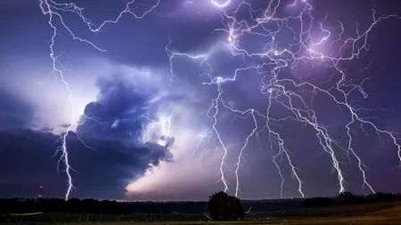 COD ROȘU de furtună emis de ANM! Vezi zonele afectate de grindină, descărcări electrice, vijelie puternică și averse torențiale