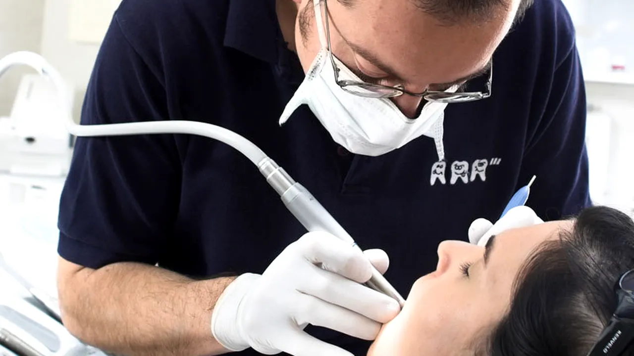 Studiu. Pandemia i-a îndepărtat pe români de dentiști. Jumătate nu merg nici măcar la un control anual