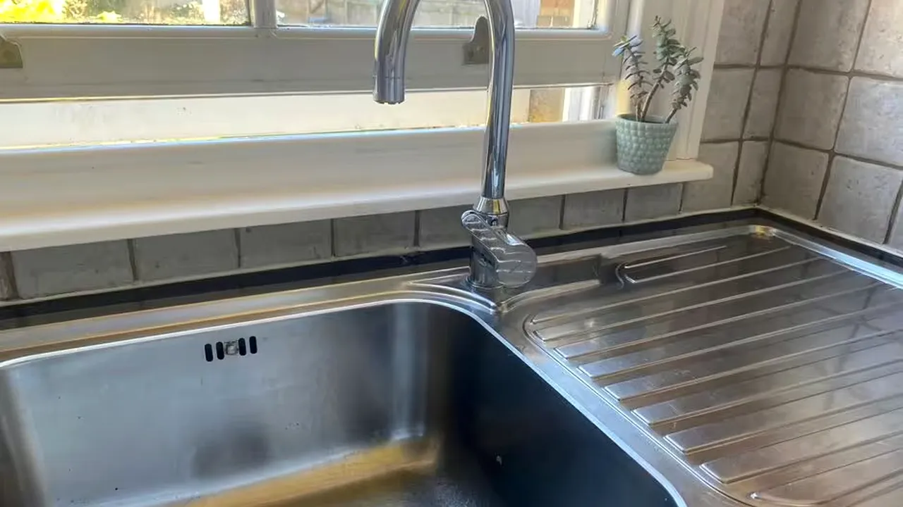 Produsul ieftin care lasă chiuveta strălucitoare, fără oțet și fără efort