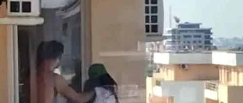 Un nou caz de sex în public la Mamaia. Doi tineri, suprinși în timpul actului pe balcon, în plină zi - FOTO