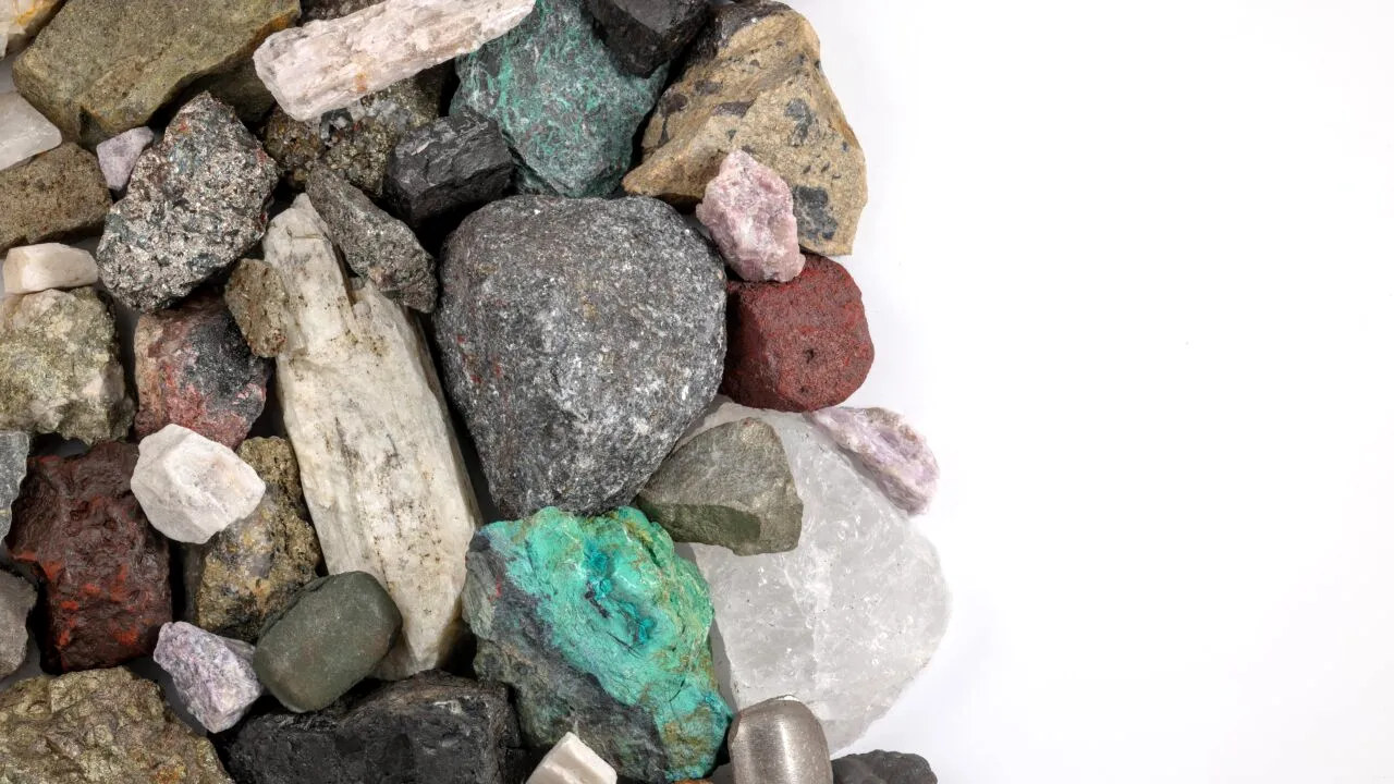 Descoperire geologică rară. Un nou mineral a fost recunoscut de comunitatea științifică internațională