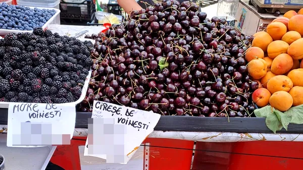 Cât costă un kilogram de cireșe pietroase în iulie 2025 într-o piață din București. Comercianții se „jură” că sunt de Voinești