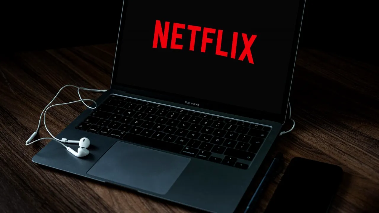 Netflix impune vaccinarea obligatorie pentru actorii și personalul de pe platourile de filmare