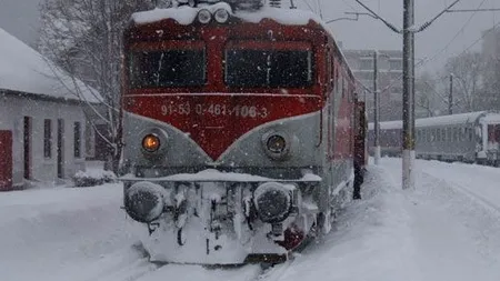 CFR în alertă la venirea viscolului. Trei trenuri cu zeci de călători, blocate de zăpadă în Brăila