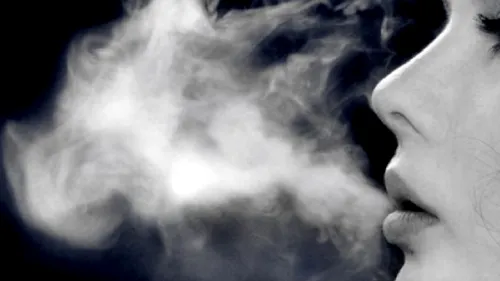 Fumatul „la mâna a treia. Cum ajunge fumul de țigară impregnat în păr sau haine să ne facă mai mult rău decât clasica țigară sau fumatul pasiv
