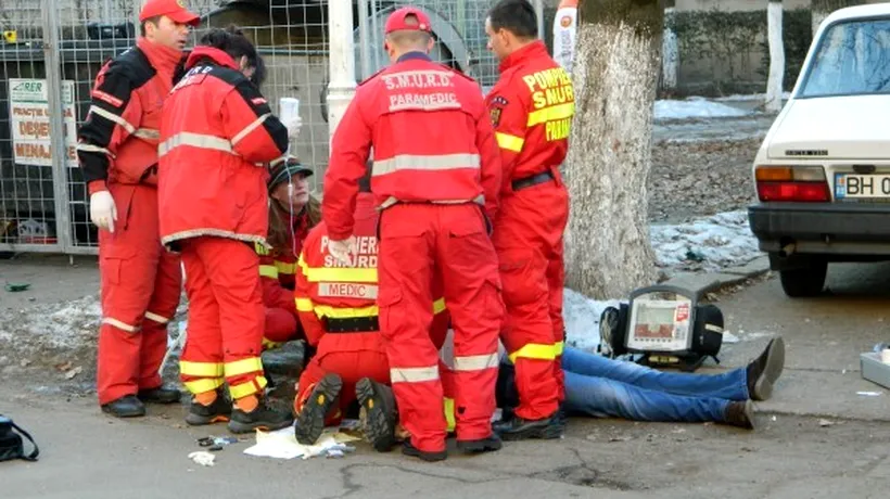 Linii de troleibuz blocate în București: Medicii resuscitează o persoană în stop cardio-respirator