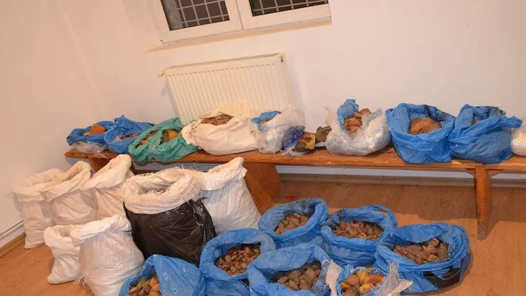 Captură impresionantă la Suceava: 100 de kilograme de pietre semiprețioase au fost descoperite de polițiștii de frontieră. Unde trebuiau să ajungă - VIDEO