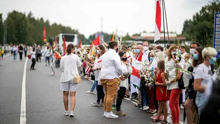 Lanț uman pe o distanţă de 34 de kilometri în sprijinul protestatarilor din Belarus. Zeci de mii de oameni s-au unit împotriva lui Lukașenko