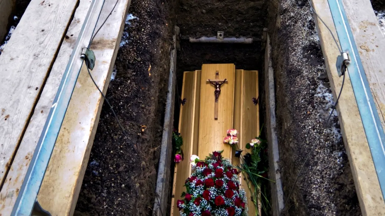 UN MORT stă la morgă de o lună, deoarece PRIMARUL nu crede că este MORT: Nu e aceeași persoană. Eu am văzut cu ochii mei 
