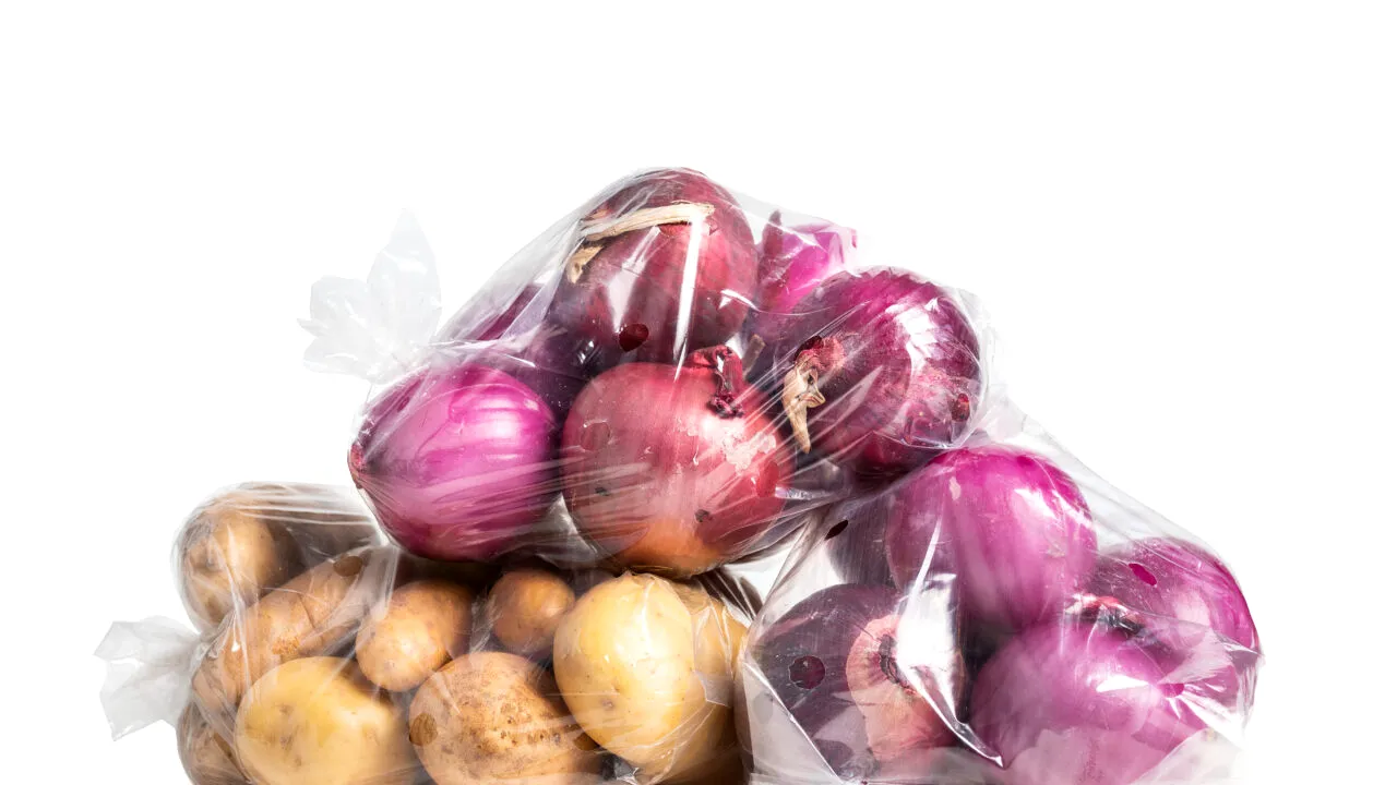 Vești crunte pentru români: Alimentele care au cel mai mult plastic. Le consumăm aproape zilnic