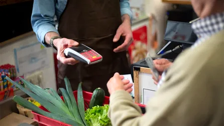 Câți dolari câștigă pe lună un român care lucrează casier într-un supermarket din SUA. Este plătit pe oră!