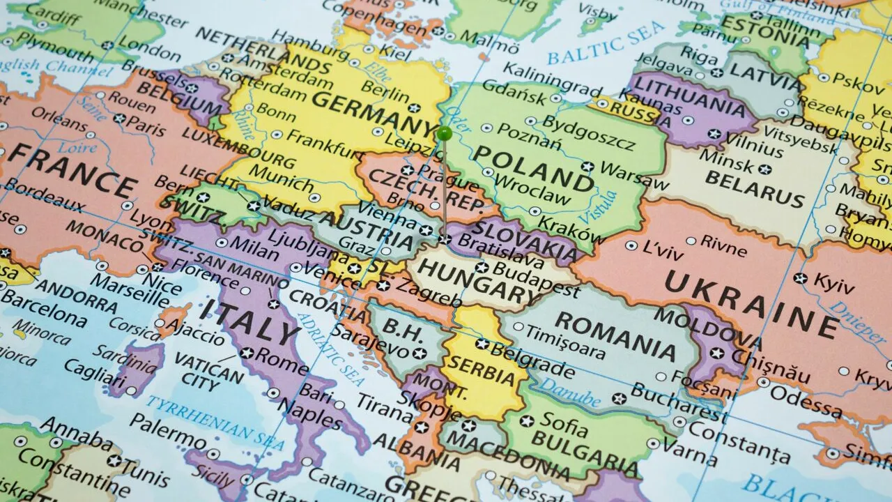 Zona de pe glob în care un austriac, un ungur și un slovac stau la aceeași masă, fiecare în țara lui. Trei state se întâlnesc în același punct