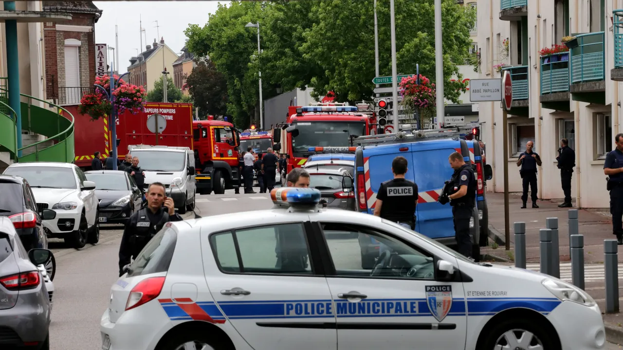 Fugit în Siria, extrădat din Turcia, arestat la Geneva pentru terorism, unul dintre atacatorii de la biserica din Franța a fost lăsat liber în martie