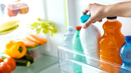 Șase tipuri de alimente pe care să NU le pui niciodată pe ușa frigiderului, potrivit nutriționiștilor