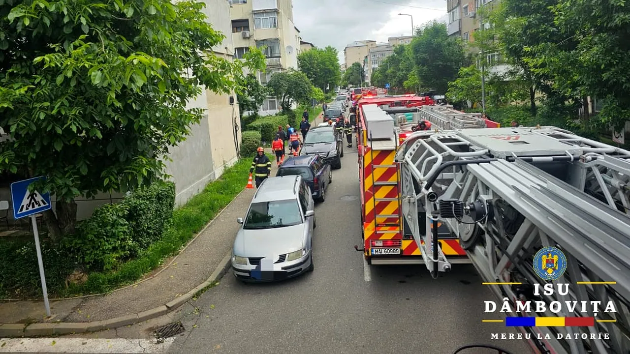 INCENDIU într-un bloc din Târgoviște. 23 de locatari au fost evacuați. Mobilizare în forță, două persoane au ajuns la spital