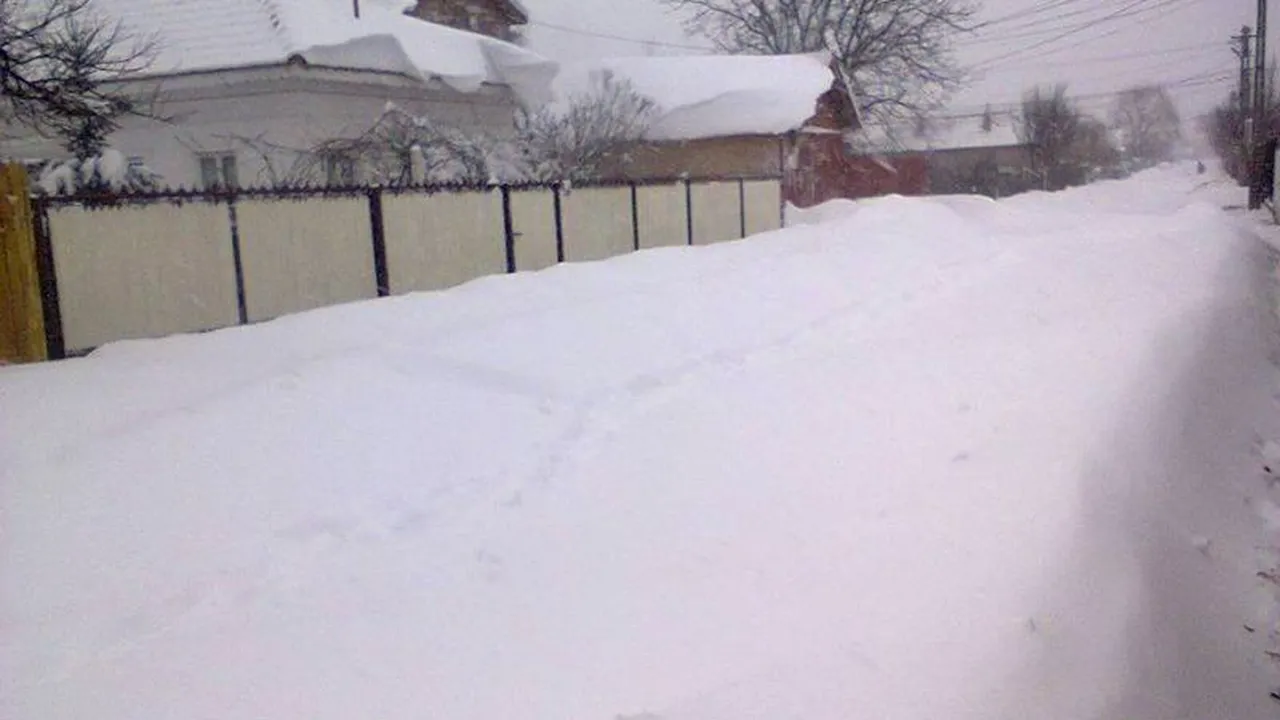 Locuitorii unui sat din Buzău nu mai pot ieși din casă din cauza nămeților. GALERIE FOTO