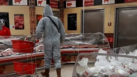 EXCLUSIV. Cum a ieșit azi un român la cumpărături. Este costumat în echipament complet de protecție pentru un „atac biologic”/ FOTO, VIDEO
