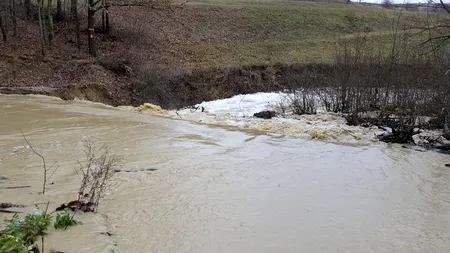 Salvatorii, puși degeaba pe drumuri de câțiva turiști izolați pe malul unei ape: Au trecut singuri râul, cu mașina lor. Acum sunt acasă