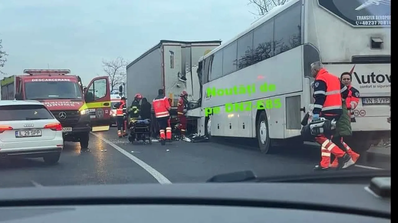 ACCIDENT între un autocar şi un autotren în localitatea Coşereni. PLANUL ROȘU de intervenție a fost activat! / Ce se întâmplă cu persoanele implicate