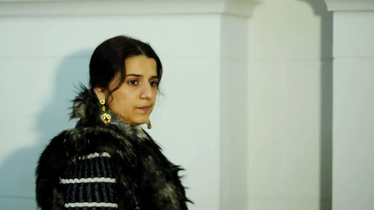 Vrăjitoarea Vanessa a fost eliberată din arest. Ea este acuzată că a escrocat-o și șantajat-o pe Oana Zăvoranu