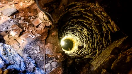 Un cuplu a cumpărat o casă veche de 90 de ani. Când soțul s-a apucat să schimbe sifonul din bucătărie, a simțit o briză, iar apoi a descoperit ceva uluitor