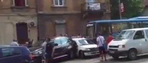 Un autobuz a lovit nouă mașini pe o stradă intens circulată din Arad: o femeie și un copil au fost răniți